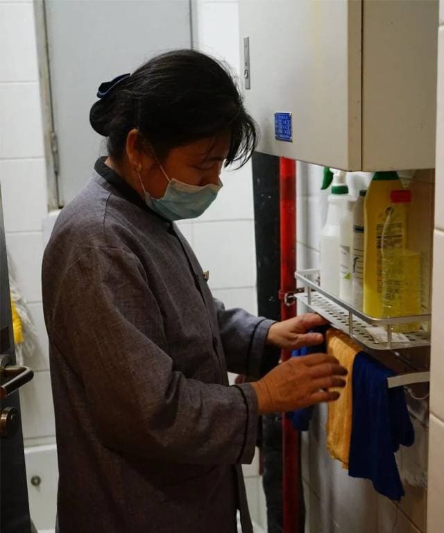 保洁员春香在工作中整理毛巾