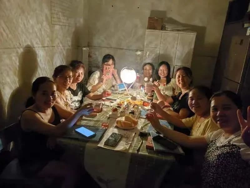 绿色蔷薇的女工们围坐在一起
