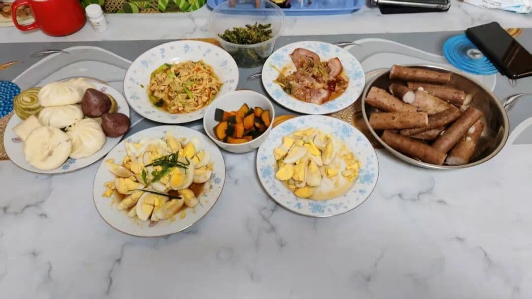 家政姐妹准备的一桌早餐