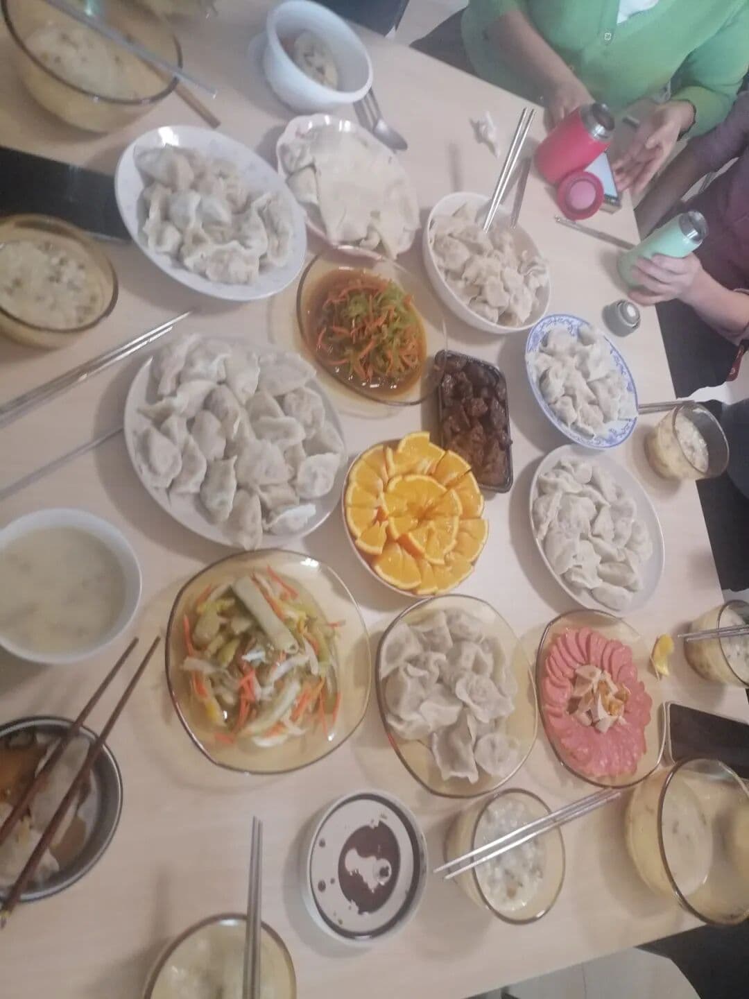 家政姐妹相聚时分享的饭菜