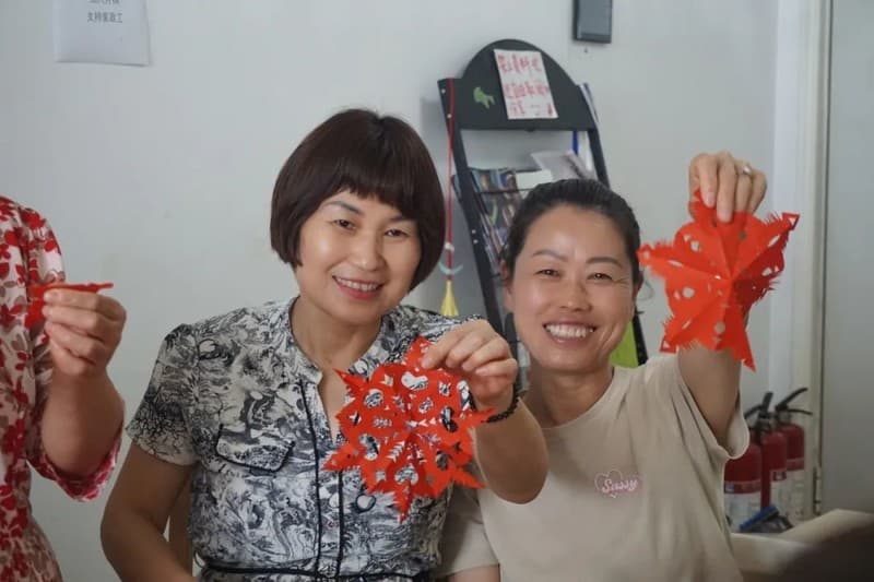 家政姐妹展示亲手做的剪纸